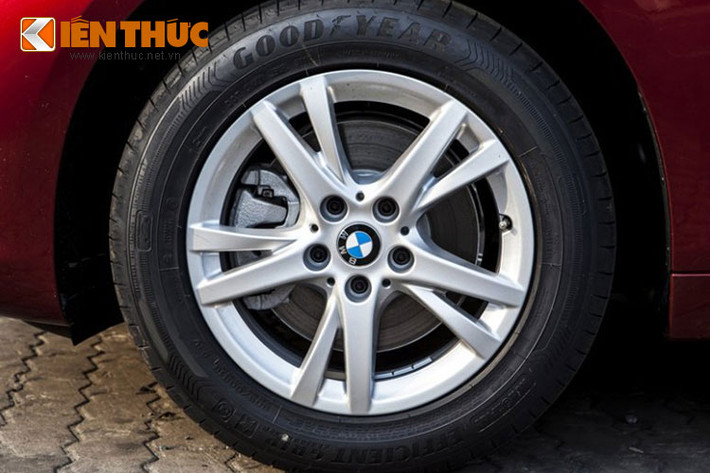 Xe được trang bị la-zăng 5 chấu kép 18 inch, lốp Good Year - mang đậm phong cách thể thao của dòng xe BMW.