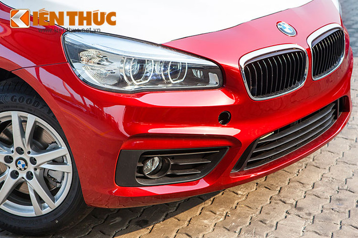 Chiếc Series 2 Gran Tourer vừa xuất hiện tại Việt Nam sở hữu thiết kế đặc trưng của BMW. Pha trộn giữa 2 yếu tố, thể thao và sang trọng. Lưới tản nhiệt không tiếp xúc với đèn pha như nhiều mẫu hiện tại.
