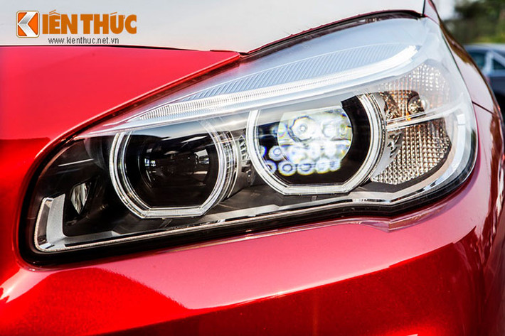 Đèn pha và đèn hậu sử dụng công nghệ chiếu sáng LED hiện đại được trang bị trên những mẫu xe mới nhất hiện nay của hãng BMW.