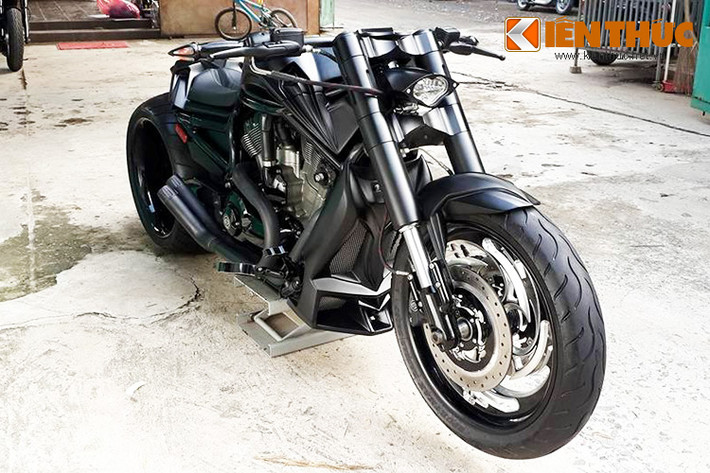 Biker trẻ "vui tính" nổi tiếng trong giới chơi xe tại Việt Nam - Đức Tào Phớ vừa đưa thêm vào bộ sưu tập xe của mình chiếc Harley-Davidson V-Rod Muscle được độ với phong cách cực kỳ đặc biệt.