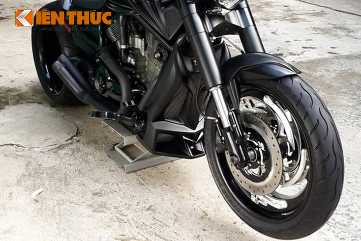 Ấn tượng nhất chính là cặp "mâm độ" sơn đen với lớp vành nan dạng phay được mạ crom sáng bóng. Lốp trước được giữ nguyên bản, lốp sau mới với bề mặt 360 mm, lớn nhất hiện nay trên các mẫu xe độ ở Việt Nam.