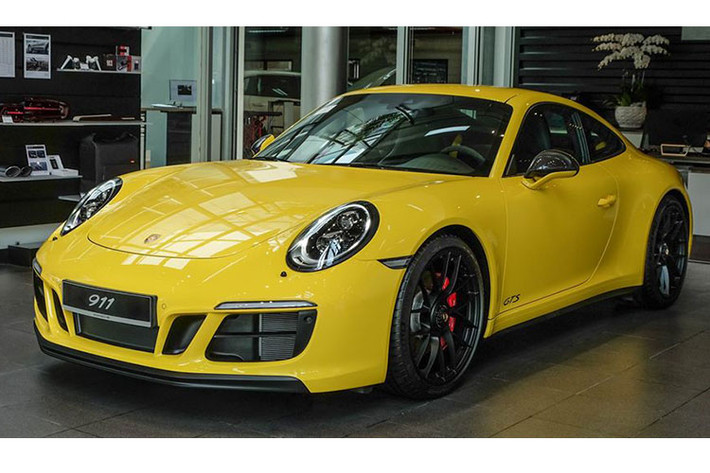 Siêu xe Porsche 911 Carrera GTS thế hệ mới được đưa về nước lần đầu tiên vào tháng 9 năm ngoái, đến nay, gần tròn 1 năm, 1 chiếc khác mới xuất hiện. Vẫn được nhập khẩu về nước theo diện phân phối chính hãng, Porsche 911 Carrera GTS thứ 2 tại Việt Nam cũng có bộ áo màu vàng quen thuộc như chiếc đầu tiên.