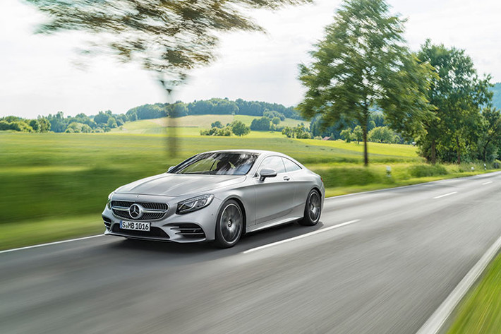 S 450 4MATIC Coupe mới được trang bị động cơ xăng V6 tăng áp kép với công suất 367 mã lực và mô men xoắn cực đại 500 Nm. Sức mạnh được truyền qua hệ thống dẫn động 4 bánh toàn thời gian 4MATIC giúp chiếc coupe cỡ lớn tăng tốc từ 0 - 100km/h chỉ trong 5,5 giây.