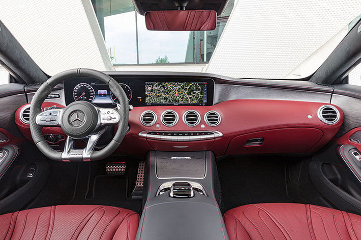 Không gian của S-Class Coupe có thể nhỏ hơn S-Class Sedan, nhưng trải nghiệm bên trong của S-Class Coupe thì gần giống với Maybach S-Class hơn, tức là nhỉn hơn cả S-Class Sedan. Có thể kể đến là phần ốp trang trí gỗ trong nội thất loại Flowing Lines Trim - đây là vân gỗ cao cấp nhất trong các vân gỗ của Mercedes-Benz.