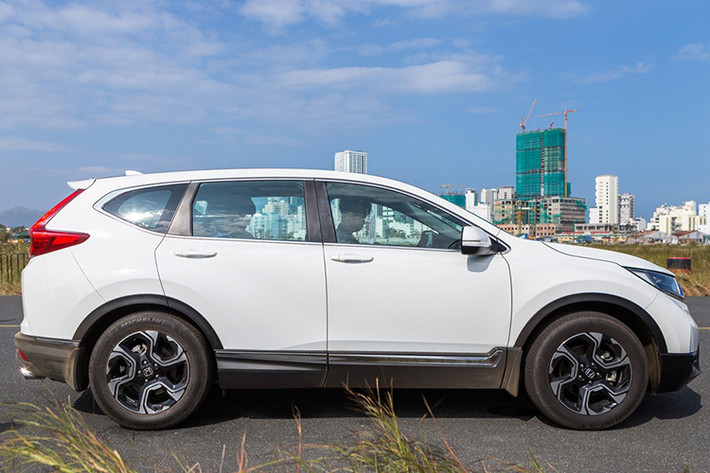 Tại thị trường ôtô Việt Nam, Honda CR-V thế hệ thứ 5 sử dụng động cơ tăng áp VTEC Turbo vận hành mạnh mẽ, vượt trội với công suất cực đại 188hp/5600rpm tương đương với động cơ 2.5L thường nhưng vẫn tiết kiệm nhiên liệu với mức tiêu hao trung bình chỉ 6,9L/100km hiệu quả hơn so với mức 8,4L/100km của động cơ 2.4L trên thế hệ trước.