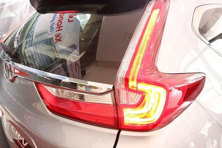 CR-V phiên bản 7 chỗ 2017 phát triển dựa trên platform của "người anh em" Honda Civic, giúp chiều dài tăng 30mm, chiều dài cơ sở tăng 40mm, cao và rộng hơn 35mm so với thế hệ cũ. Điều này mang đến một không gian rộng rãi hơn, dung tích khoang chứa đồ phía sau tăng thêm 56 lít.