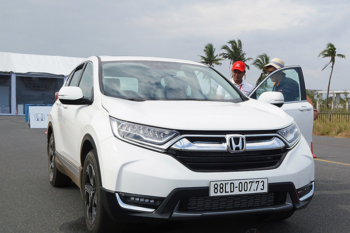 Mẫu crossover này sẽ được bán tại thị trường Việt Nam bắt đầu từ tháng 1/2018, với 5 tùy chọn màu sắc. Hiện hãng xe Honda vẫn chưa công bố giá bán chính thức cho các phiên bản nhưng chắc chắn không quá 1,1 tỷ đồng cho phiên bản cao cấp và dưới 1 tỷ đồng cho phiên bản thấp nhất là bản E trong bài viết này.