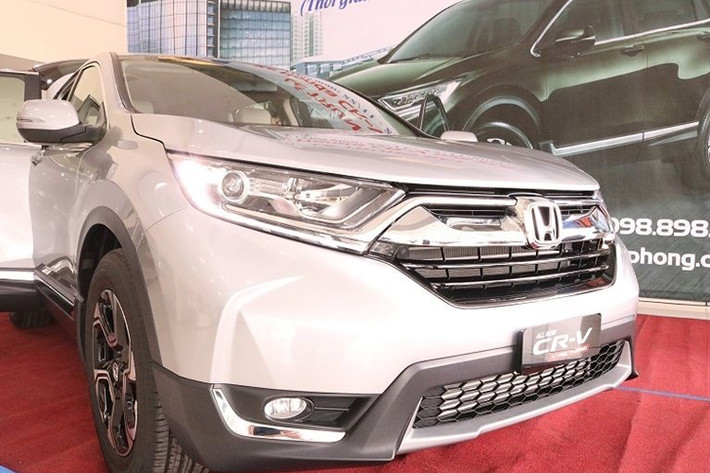 So với phiên bản cao cấp nhất thì phiên bản E không khác biệt nhiều về ngoại hình, và gần như không thể phân biệt được 3 phiên bản khi nhìn ở bên ngoài. So với phiên bản cũ 5 chỗ đang bán ra trên thị trường, kích thước của CR-V 2018 tăng thêm đáng kể. Chiều dài, rộng, cao lần lượt 4.587 x 1.854 x 1.666 mm. Trục cơ sở ở mức 2.659 mm.