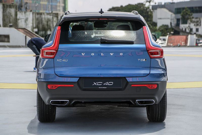Volvo XC40 sở hữu 3 động cơ xăng. Bản thấp nhất T3 dẫn động cầu trước dùng động cơ xăng 2.0 lít công suất 154 mã lực, tùy chọn số sàn hoặc tự động. Bản T4 và T5 được nâng công suất lên thành 187 và 247 mã lực, đều trang bị hệ dẫn động 2 cầu và hộp số tự động. Các tính năng an toàn như hệ thống lái tự động Pro Pilot, an toàn trong phố City Safety, cảnh báo giao thông với hỗ trợ phanh khẩn cấp, camera 360 độ...