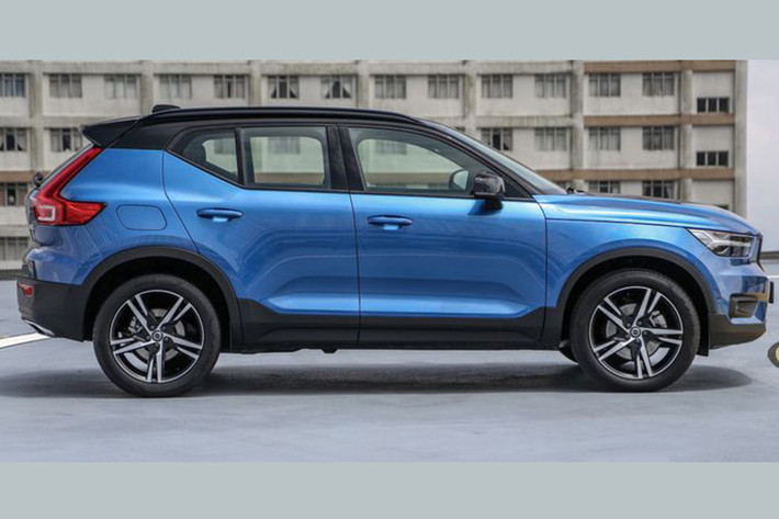 Bên trong, XC40 sử dụng màn hình cảm ứng 9 inch đặt dọc cho hệ thống thông tin giải trí và màn hình 12,3 inch cho bảng đồng hồ. Xe trang bị tính năng sạc không dây cho điện thoại, kết nối với hệ thống thông tin giải trí thông qua Apple CarPlay, Android Auto. Hệ thống điều hòa tự động 2 vùng, ghế bọc da, chỉnh điện, hệ thống âm thanh cao cấp, ứng dụng dịch vụ di động Volvo On Call.