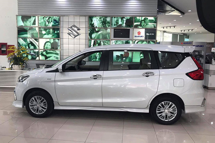 So với thế hệ cũ, mẫu xe MPV giá rẻ Suzuki Ertiga 2019 có chiều dài x rộng x cao lần lượt là: 4.395 x 1.735 x 1.690 (mm). Ertiga 2019 dài hơn 130mm, rộng hơn 40mm và trục cơ sở giữ nguyên ở mức 2.740 (mm).