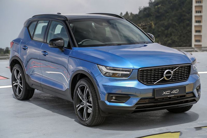 Theo thông tin chính thức của Volvo Car Vietnam, mẫu SUV cao cấp cỡ nhỏ Volvo XC40 2019 mới sẽ chính thức ra mắt tại thị trường Việt Nam vào đầu tháng tới. Đây được xem đối thủ với những cái tên quen thuộc như BMW X1/X2, Mercedes-Benz GLA, Audi Q3/Q2, Jaguar E-PACE.