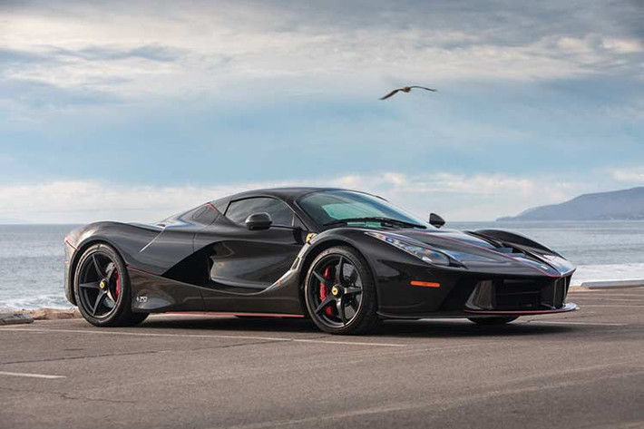 Tương tự bản coupe, LaFerrari Aperta cũng được trang bị động cơ hút khí tự nhiên V12, dung tích 6.3L, sản sinh công suất 800 mã lực. Động cơ này kết hợp với mô-tơ điện công nghệ KERS cho ra công suất tối đa thêm 163 mã lực. Nhờ đó, Ferrari LaFerrari Aperta sở hữu tổng công suất 963 mã lực và mô-men xoắn cực đại 900 Nm.