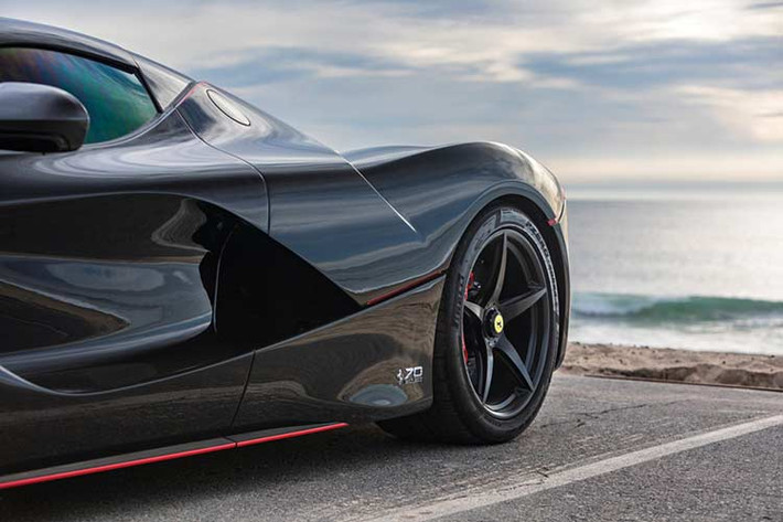 Ra mắt lần đầu tiên tại triển lãm Paris Motor Show 2016, Ferrari LaFerrari Aperta nhanh chóng gây ấn tượng với số lượng sản xuất giới hạn, mức giá xuất xưởng 2 triệu USD cùng thông số vận hành không thua kém gì phiên bản coupe dù có khối lượng nặng hơn.