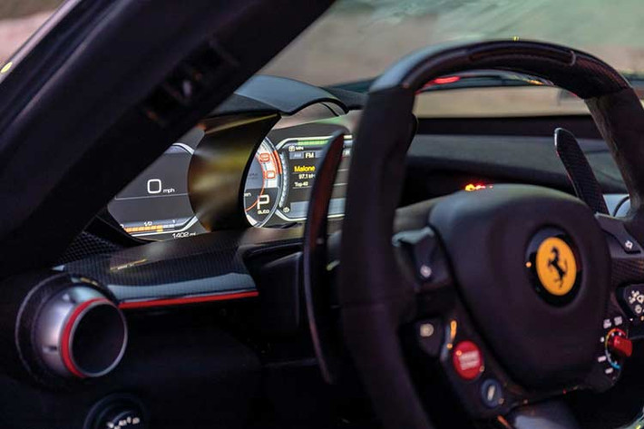 Chiếc xe sở hữu màu sơn đen Nero Daytona với những đường kẻ màu đỏ làm điểm nhấn trên nắp ca-pô, cánh chia gió trước, cánh lướt gió bên và mui xe. Chiếc LaFerrari Aperta này được trang bị gói phụ kiện hoàn toàn bằng carbon. đã lăn bánh được quãng đường 1.402 dặm (tương đương 2.253 km). Do phục vụ mục đích trưng bày là chủ yếu nên chiếc mui trần này gần như trong tình trạng mới hoàn hảo.