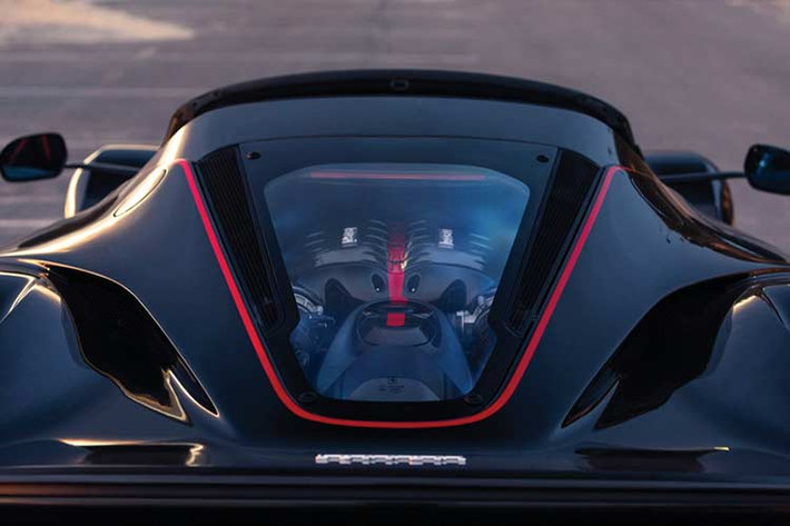 Nếu như 200 chiếc đầu tiên có mức giá trên dưới 2 triệu USD thì chiếc LaFerrari Aperta thương mại cuối cùng mang số hiệu 210 được bán ra với mức giá cực cao - 9,98 triệu USD cũng tại sự kiện do RM Sotheby's tổ chức vào tháng 9/2017. Qua đó, chiếc LaFerrari Aperta thứ 210 đã phá kỷ lục của chính chiếc LaFerrari Coupe thứ 500 để trở thành chiếc Ferrari đời mới có giá cao nhất hiện nay.