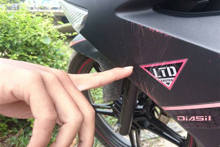 Cụ thể, theo thông tin từ phía chủ chiếc xe máy Yamaha Exciter là anh Xuân Anh, vào tháng 1/2017, anh có mua một chiếc xe tại nhà sản xuất Yamaha với giá gần 53 triệu đồng tại cửa hàng xe máy Hùng Đạt và được treo tấm biển mang tên Công ty TNHH Văn Tường (địa chỉ tại số nhà 45 An Dương Vương, TP Huế).