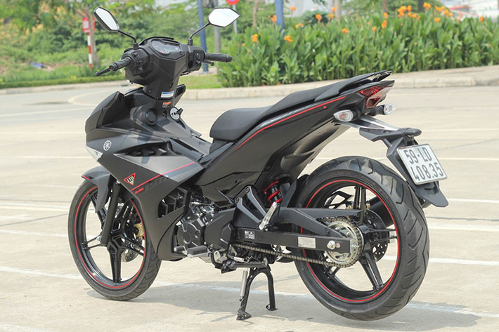Bà này hồn nhiên lý giải rằng, khách hàng ưa chuộng xe màu sắc nào thì cửa hàng sơn màu đó để bán và đó "chuyện bình thường" ở cửa hàng mình. Liên quan đến vấn đề này, ông Nguyễn Văn Đức - Cửa hàng trưởng Công ty TNHH Văn Tường khẳng định, cửa hàng xe máy Hùng Đạt treo biển Công ty TNHH Văn Tường nhưng không liên quan gì đến công ty của ông. Việc treo biển như vậy là hành vi giả mạo (Ảnh minh hoạ).