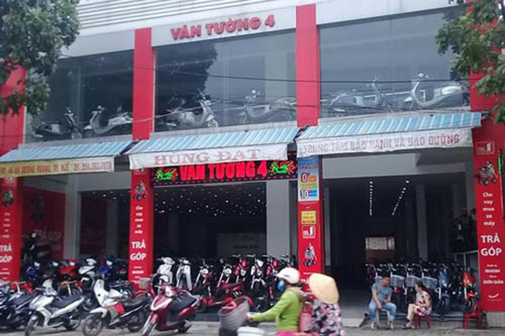 Khi khách hàng yêu cầu cửa hàng bồi thường thiệt hại thì người đại diện của cửa hàng xe máy Hùng Đại lại nói với khách hàng: "Đã mua thì phải chịu". Khi làm việc với các phóng viên, bà Hoàng Thị Na - đại diện cửa hàng xe máy Hùng Đạt - cũng thừa nhận việc chiếc xe bán cho anh Nguyễn Xuân Anh là xe màu đỏ cờ được sơn lại màu đen.