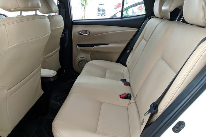 Toyota Yaris 2018 tại Việt Nam sử dụng khối động cơ 4 xi-lanh thẳng hàng, Dual VVT-i, dung tích 1,5 lít, sản sinh công suất tối đa 107 mã lực tại tua máy 6.000 vòng/phút và mô-men xoắn cực đại 140 Nm tại tua máy 4.200 vòng/phút. Sức mạnh được truyền tới cầu trước thông qua hộp số CVT. Theo hãng Toyota, động cơ của Yaris 2018 tiêu thụ lượng xăng trung bình 5,7 lít/100 km trong điều kiện tiêu chuẩn.
