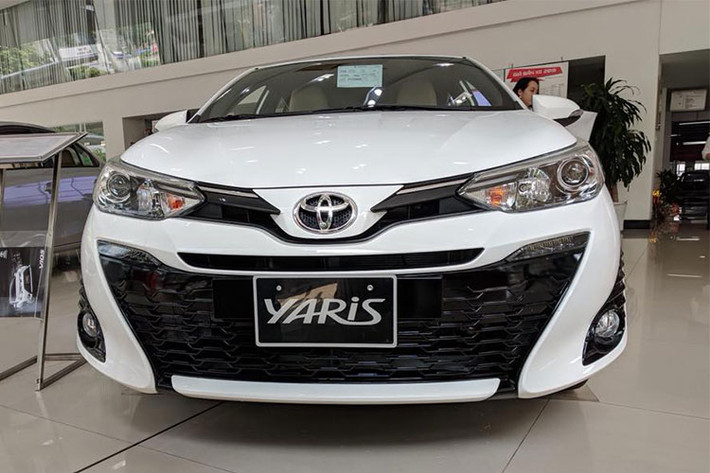 Chi tiết dễ nhận ra đây là phiên bản 2018 chính là phần đầu xe giống với người anh em Yaris Activ tại Thái Lan. Đầu xe được trang bị cụm đèn pha vuốt ngược về phía sau, lưới tản nhiệt trên tái thiết kế, lưới tản nhiệt dưới hình chữ V cỡ lớn hơn, dải đèn LED định vị ban ngày và cản chống va trước khác biệt, tích hợp hốc đèn sương mù kéo dài.