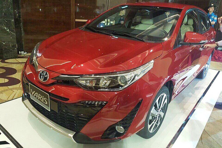 Hiện các đại lý chính hãng của nhà phân phối và lắp ráp xe Toyota Việt Nam đã nhận đặt cọc dành cho Yaris 2018. Dự kiến, những chiếc Toyota Yaris 2018 sẽ bắt đầu được giao cho khách hàng trong tháng 8 tới với các màu sơn ngoại thất như bạc, xám, đỏ, cam, vàng, trắng và đen.