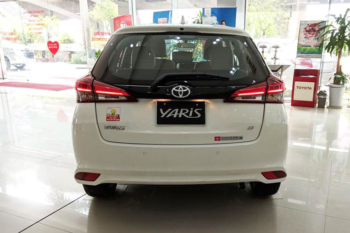 Ở phía sau của xe, cụm đèn hậu được thiết kế mới ôm trọn 2 góc đuôi xe và cửa khoang hành lý tái thiết kế. Xe cũng được trang bị bộ vành hợp kim 15 inch thiết kế dạng đa chấu, nóc dốc ở cột C và các cột màu đen. Đằng sau xe xuất hiện cụm đèn hậu mới và cửa cốp tái thiết kế.
