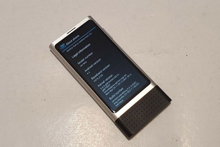 Một điểm đặc biệt khác của Nokia Ion Mini là việc nó chạy Android, cụ thể ở đây là Android 4.3 Jelly Bean. Ở thời điểm chiếc máy này được phát triển (tức là khoảng giữa năm 2013 và 2014), khi đó hãng điện thoại Nokia đã có hợp tác chiến lược với Microsoft.