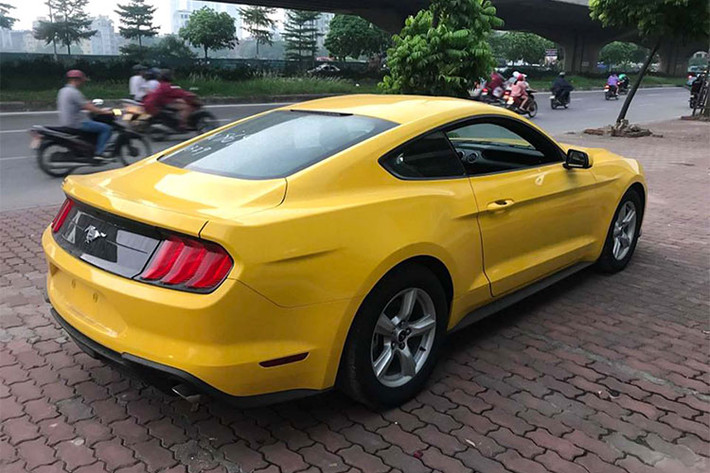 Về mặt thiết kế, điểm nhấn của Ford Mustang 2018 chính là phần đầu xe mới. Hãng xe Mỹ đã bổ sung cụm đèn pha mới, cản va trước tái thiết kế, lưới tản nhiệt rộng hơn và nắp ca-pô khỏe khoắn. So với phiên bản cũ, nắp ca-pô của Ford Mustang 2018 đã được hạ thấp 20 mm.