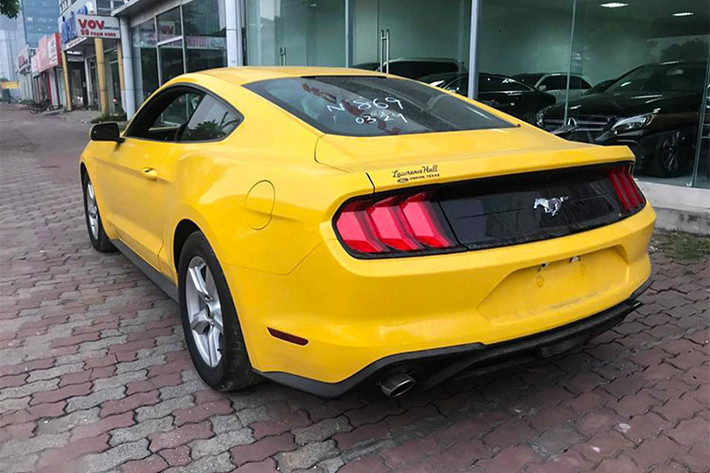 Ford Mustang là dòng xe thể thao bán chạy nhất thế giới, tại quê nhà Mỹ. Phiên bản Ford Mustang 2018 hiện có giá bán khởi điểm từ 25.680 USD (khoảng 585 triệu đồng) tại thị trường quê nhà. Được biết, Ford Mustang 2.3L 2018 có giá chào bán hơn 2 tỷ đồng tại Việt Nam.