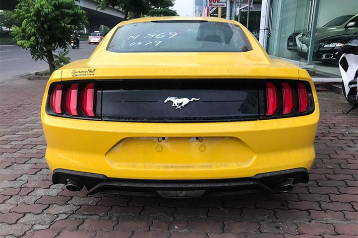 Phía sau Ford Mustang 2018 có cụm đèn hậu và 3 dải đèn LED hình chữ C mới, bộ khuếch tán màu đen, hệ thống ống xả đơn đặt đối xứng 2 bên.