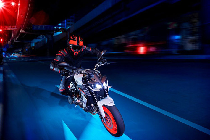 Yamaha MT-09 là phiên bản rút gọn của người anh em MT-10, được gọi là chiếc Hyper Naked-Bike. Tuy vậy, MT-09 lại sở hữu những đặc điểm thiết kế hầm hố, kết hợp một số ngôn ngữ Street Fighter và Adventure. Xe được trang bị động cơ 3 xi-lanh, dung tích 847cc, làm mát bằng dung dịch có công suất tối đa 115 mã lực