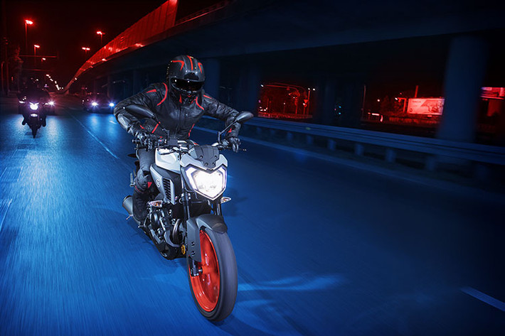 Nếu muốn tìm kiếm một mẫu naked-bike 2 xi-lanh hạng trung với dung tích trên 600cc, khách hàng sẽ có thể lựa chọn MT-07. Xe được trang bị khối động cơ 2 xi-lanh thẳng hàng CP2 689cc DOHC, làm mát bằng chất lỏng với công suất 75 mã lực. Giống như MT-10, MT-07 2019 cũng được mở bán từ tháng 11 năm nay.