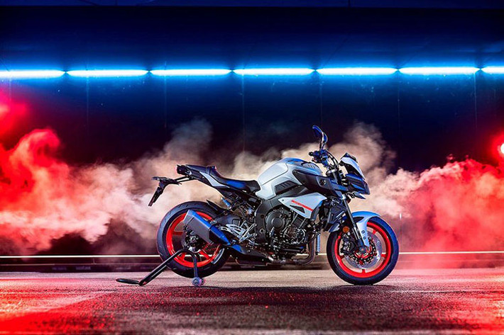Bộ màu mới "Ice Fluo" của Yamaha đưa lên dòng xe MT bao gồm màu xám băng trên bộ thân vỏ, kết hợp với cặp vành màu đỏ nổi bật, phía trên là cỗ máy cùng khung, phuộc và đèn pha màu đen lì lợm. Bộ mày này sẽ làm chiếc xe trở nên nổi bật là mạnh mẽ hơn bao giờ hết.