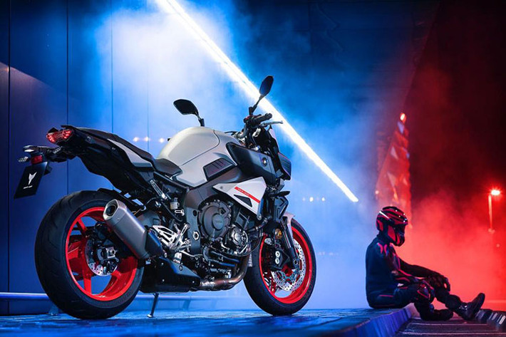 Bên cạnh màu mới của những chiếc xe, Yamaha còn cho một loạt các loại đồ bảo hộ và đồ thời trang cho các biker đến từ hãng xe này.