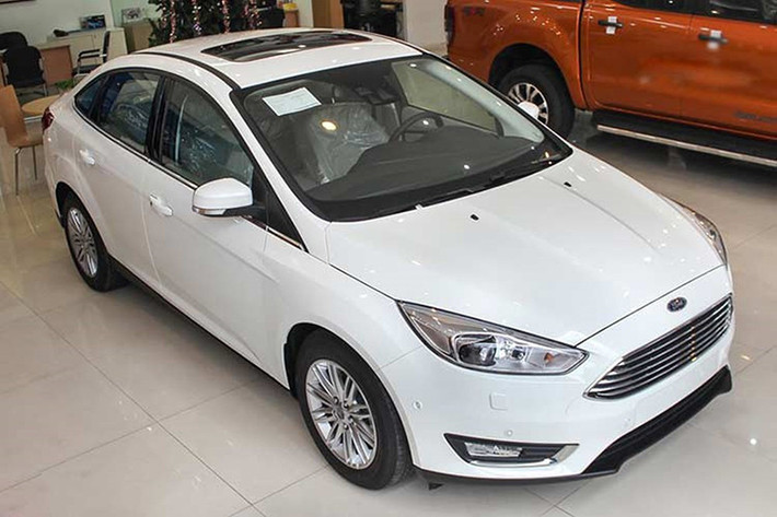 Hai phiên bản của mẫu xe Ford Focus bao gồm 1.5L Trend 4 cửa và 1.5L Titanium 4 cửa có mức giảm giá lần lượt là 41 và 45 triệu đồng. Trong khi đó phiên bản 1.5 Trend 5 cửa giữ nguyên giá bán niêm yết.