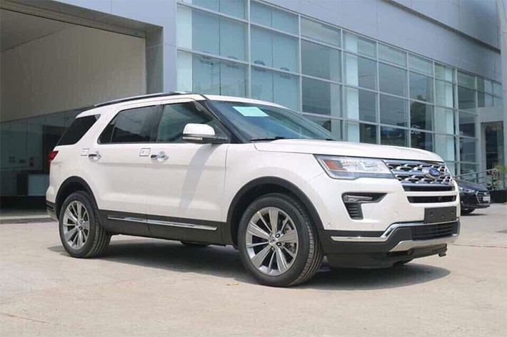 Trong tháng 6/2019 này giá xe Ford giảm mạnh hàng loạt tại các đại lý. Đáng chú ý là mẫu Ford Explorer giảm tới 150 triệu đồng, đây là mức giảm giá cao nhất trong dải sản phẩm của Ford trong tháng 6 này. Theo nhân viên đại lý tiết lộ, mức ưu đãi khủng này được áp dụng cho Explorer sản xuất năm 2018.