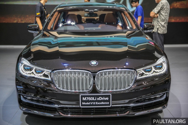 BMW M760Li xDrive 2017 là mẫu sedan hạng sang cỡ lớn lần đầu tiên trình làng trong triển lãm Geneva 2016 cách đây 1 năm. Vừa qua tại triển lãm ôtô Bangkok 2017, hãng BMW đã giới thiệu M760Li xDrive mới với khách hàng Thái Lan nói riêng và Đông Nam Á nói chung.