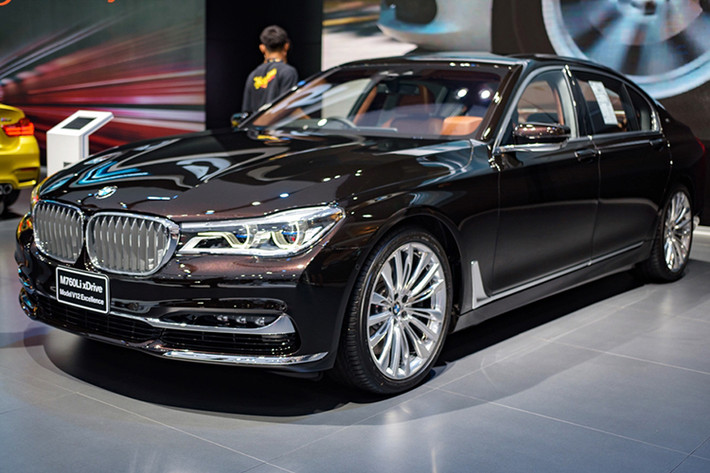 Như vậy, M760Li xDrive 2017 chưa phải là mẫu xe 7-Series nhanh nhất mà phải kể đến là BMW Alpine B7 xDrive - xe chỉ với động cơ V8, tăng áp kép, dung tích 4,4 lít, tạo ra công suất tối đa 600 mã lực và mô-men xoắn cực đại 800 Nm. Động cơ cho phép BMW Alpine B7 xDrive tăng tốc từ 0-100 km/h trong 3,7 giây.
