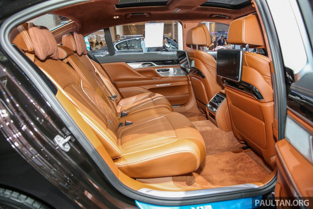 M760Li xDrive 2017 sẽ được trang bị sẵn hệ thống treo thích ứng Executive Drive Pro và hệ thống đánh lái 4 bánh Integral Active Steering tiêu chuẩn. Xe cũng có khả năng tự động đỗ xe từ xa, thông qua chìa khoá thông minh được tích hợp giống như nhiều mẫu BMW hạng sang khác.