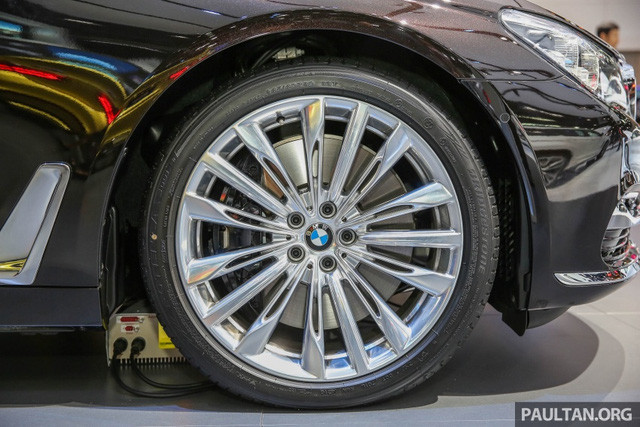 Ngoài ra còn sở hữu bộ mâm hợp kim nhẹ đa chấu màu bạc 20-inch BMW Individual, đi kèm với lốp 245/40 ZR20 ở bánh trước và 275/35 ZR20 ở bánh sau. Hai bên thân xe với một ốp viền mạ crom sáng bóng kéo dài từ phía hốc gió sát lốp trước bo tròn xung quanh xe.