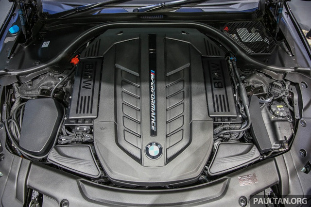 Trong khi đó, vận tốc tối đa của M760Li xDrive 2017 bị giới hạn ở mức 250 km/h. Nếu được trang bị gói M Driver’s Package tùy chọn, xe có thể đạt vận tốc tối đa 305 km/h. Tại thị trường Thái Lan, mẫu xe này có giá khởi điểm từ 12,499 triệu Baht (tương đương 8,27 tỷ đồng).