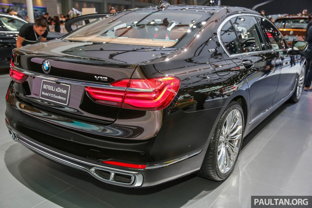 BMW M760Li xDrive 2017 được giới thiệu tại Thái Lan mang trên mình gói phụ kiện Excellence tiêu chuẩn nên tập trung chủ yếu vào thiết kế sang trọng hơn là thể thao. Bộ phụ kiện này sẽ thay thế gói M thường thấy nên trên đuôi xe chỉ xuất hiện logo "V12" thay vì "M760Li".
