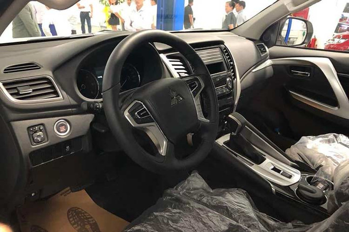 Mẫu xe Mitsubishi Pajero Sport 2019 thế hệ mới phát triển dựa trên bans tải Triton. Xe có kích thước dài x rộng x cao lần lượt 4.785 x 1.815 x 1.800 (mm) và chiều dài cơ sở 2.800 mm. Xe có sẵn tùy chọn 5 chỗ ngồi và 7 chỗ ngồi. Do là phiên bản tiêu chuẩn nên nội thất của xe chỉ là nội thất nỉ, không có camera lùi và chỉ được trang bị 2 túi khí.
