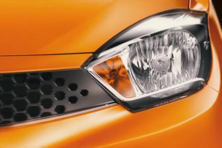 Về thiết kế, Tata Zica sở hữu phong cách khá thể thao với lưới tản nhiệt chia đôi loe rộng sang hai bên nối liền cặp đèn pha cách điệu và đèn sương mù với viền mạ crôm hình oval.