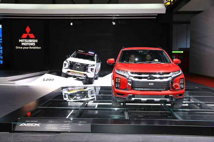 Outlander Sport 2020 sở hữu ngôn ngữ thiết kế Dynamic Shield mới của Mitsubishi với phần mặt ca-lăng to bản và góc cạnh. Cụm đèn pha dạng Led mang dáng dấp Eclipse Cross cùng cản trước được tái thiết kế mang đến sự mạnh mẽ tương tự như hai "người anh em" Triton và Xpander.