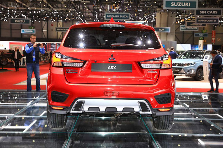 Phần đuôi của Outlander Sport 2020 được đánh giá là rất ấn tượng với cụm đèn hậu dạng Led được thiết kế hình búa Thor đầy tinh tế. Cản sau màu bạc được làm mới cùng nhiều chi tiết tạo điểm nhấn.