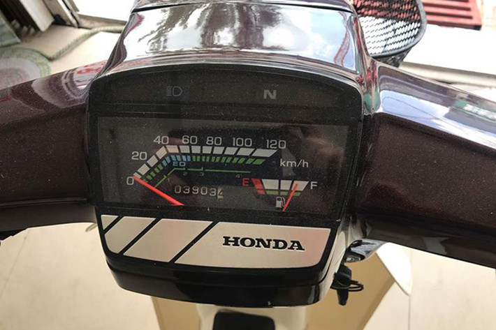Chiếc xe máy Honda Dream II Thái Lan "tem lửa" này đã được một người sử dụng tại TP HCM mua mới vào năm 2001. Trải qua 16 năm, chủ nhân của chiếc xe sử dụng nó khá ít, chủ yếu "trùm mền" và chỉ cùng nó đi được khoảng hơn 3900 km trước khi bán lại chiếc xe cho một người chuyên sưu tầm và buôn bán xe máy độc ở Sài Gòn.