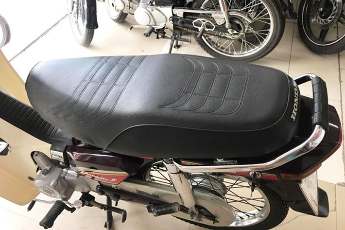 Yên xe nguyên bản của chiếc Honda Dream II Thái Lan tại Sài Gòn này vẫn còn giữ "phom" đầy đặn do mút cao su không bị lão hóa và phần khung yên bằng sắt chắc chắn. Một chiếc yên nguyên bản như thế này cũng có thể được dân chơi xe máy Honda Dream bán trao tay với nhau có giá trung bình lên đến khoảng vài triệu đồng.