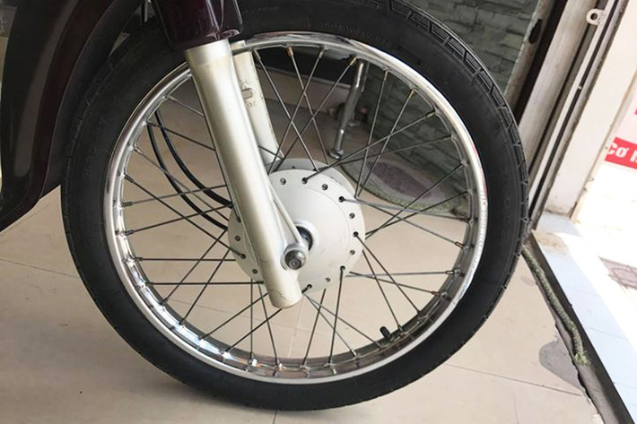 Ở phía trước của chiếc xe Dream II này, từ cặp phuộc tới moay-ơ và bộ lốp căm của chiếc xe vẫn còn như mới, chưa từng được tháo ra lần nào. Lốp trước cũng là lốp theo xe và được sản xuất bởi hãng phụ tùng Inoue của Thái Lan. Trong khi đó, cặp vành được sản xuất bởi Siam Goshi.